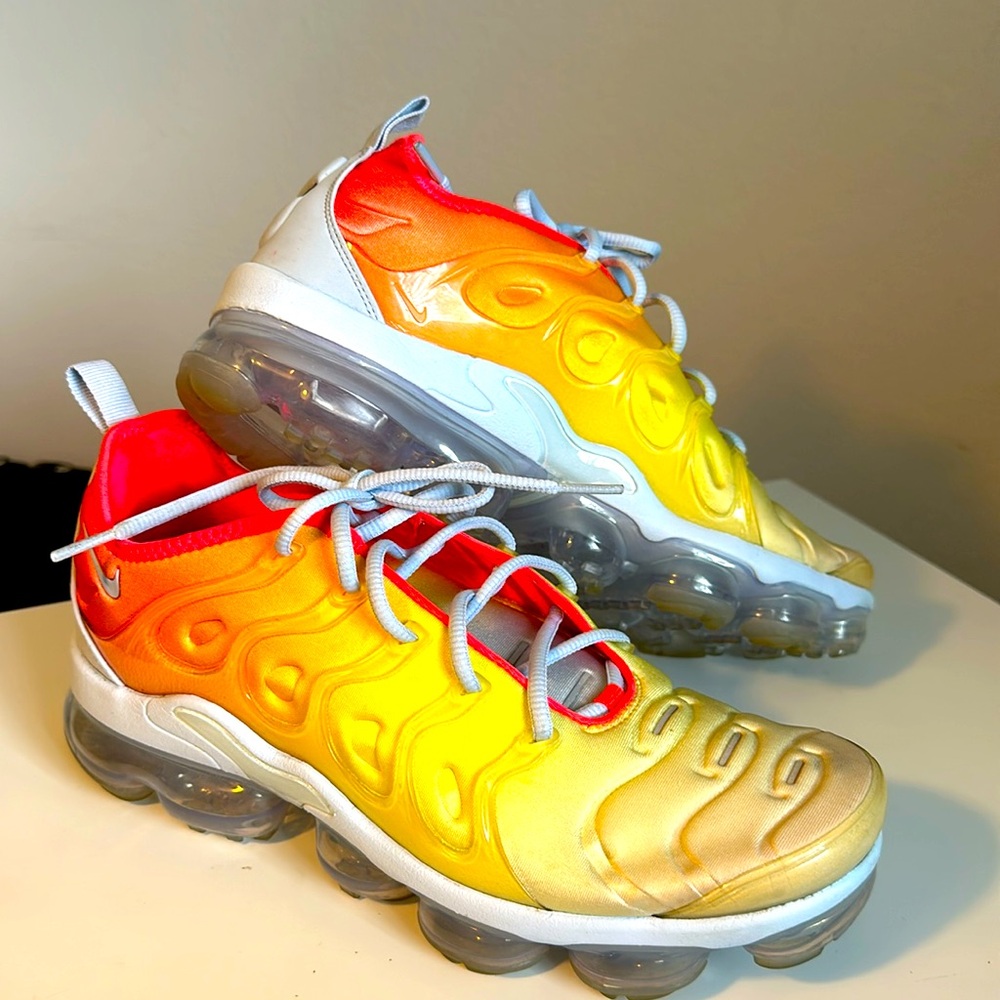 THE WOMEN'S AIR VAPORMAX PLUS SNEAKERS SIZE 11 - Picture 3 of 8